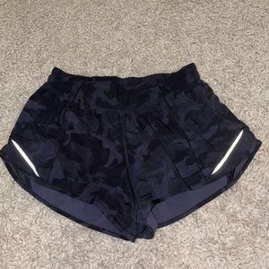 Lululemon Hotty Hot low rise 2.5 inch inseam heritage camo color, size 6